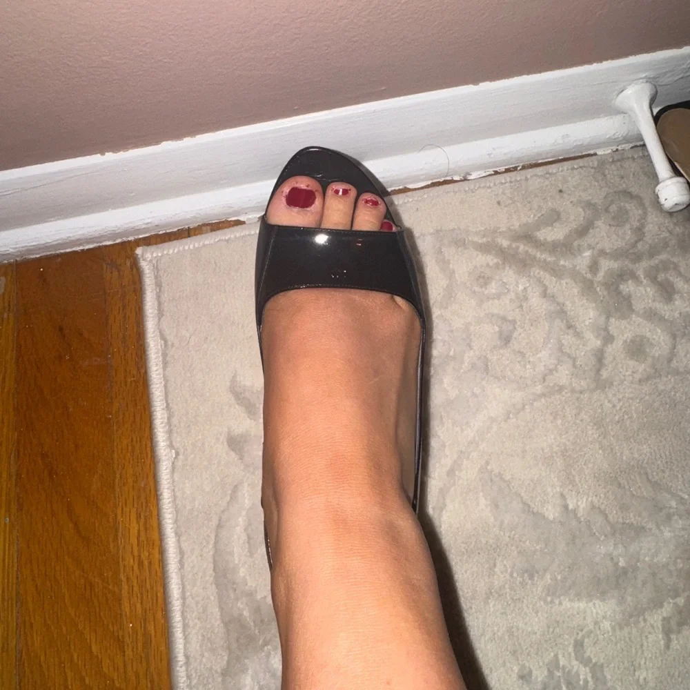 CHANEL Black Patent Open-Toe Slingback Heel - Picture 2 of 7